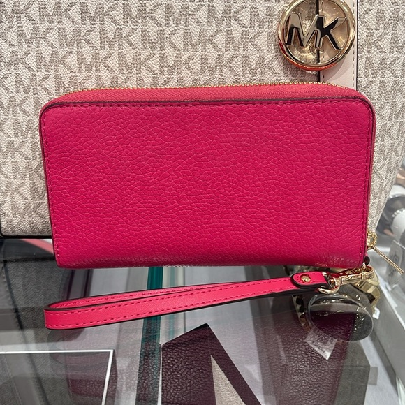 MICHAEL KORS LARGE FLAT MULTIFUNCTION PHONE CASE WALLET WRISTLET 
ELECTRIC PINK - Picture 6 of 16